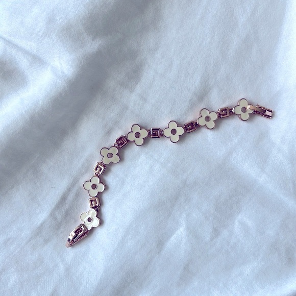 White flower rose gold bracelet - Picture 1 of 3